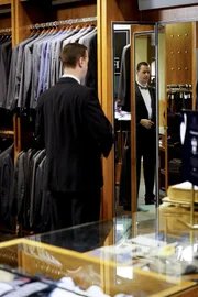 Während McGee (Sean Murray) auf der Suche nach dem perfekten Anzug für die Hochzeit ist, ahnt er nicht, dass seiner Zukünftigen der Hochzeitsstress über den Kopf wächst ...