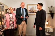 Sevim ist hin- und hergerissen, als sie merkt, dass Hubert dazu ansetzt, Leon die Wahrheit zu sagen. Von links: Sevim (Özay Aslanhan), Hubert (Bernhard Ulrich), Leon (Joel Akgün).