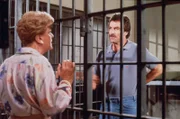 Magnum (Tom Selleck, r.) sitzt in Untersuchungshaft und soll mit Jessicas (Angela Lansbury, l.) Hilfe wieder frei kommen ...