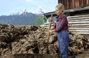 Gitte Schiller (Franziska Schlattner) findet die Leiche ihres Mannes im Misthaufen.