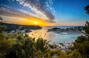 Mallorca ist die beliebteste Urlaubsinsel der Deutschen. Längst fliegt aber die halbe Welt auf die Insel. Es gibt sogar Direktflüge aus New York nach Palma! Vor allem wohlhabende Gäste schauen sich dann auch häufig nach Wohnungen oder Häusern um. Kann man die Insel kaputt lieben und was ist nötig, um zwischen Mallorca und den Touristen wieder ein gesundes Gleichgewicht herzustellen?