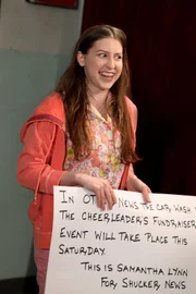 Während sich Axl mit seinem Abschlussballdate rumschlägt und Brick sich als Dramaturg versucht, hat Sue (Eden Sher) nur ein Ziel: Sie will in der Mittagspause an einem besseren Tisch sitzen ...