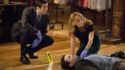 V.l.: Frankie Rizzoli und Maura Isles sehen sich die Leiche des ermordeten Modedesigners genauer an.
