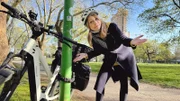 Hendrike Brenninkmeyer findet heraus, welches Fahrradschloss wirklich sicher ist.