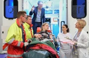 Notarzt Dr. Lorenz (Markus Neumann, li.) bringt Bernadette Winkler (Theresa Scholze, mi.) in die Sachsenklinik. Als er sie an Dr. Kathrin Globisch (Andrea Kathrin Loewig, re.) übergeben will, traut diese ihren Augen nicht. Aus dem RTW steigt ihr alter Schulfreund Jan Martus (Jörn Knebel, o. mi.). 2.v.re.: Oberschwester Arzu Ritter (Arzu Bazman); 2.v.li.: Komparse