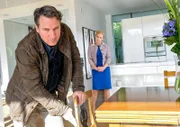 Willibald Adrian Metzger (Robert Palfrader) schaut sich im luxuriösen Haus seiner ehemaligen Lehrerin Birgit Kitzler-Eder (Michou Friesz) unauffällig um.