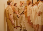 Wärter und Gefangene des Stanford Prison Experiment.