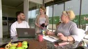 Loredana und Servet bereiten Aurelios Beschneidung vor.
