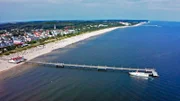NDR Fernsehen DIE NORDSTORY SPEZIAL - KARIBIK VOR DER HAUSTÜR, "Die schönsten Ostseebäder in MV", Die Kaiserbäder Ahlbeck, Heringsdorf und Bansin auf der Insel Usedom waren einst die beliebte Sommerfrische für Kaiser und Künstler. Das "Nizza des Ostens". Heute sorgen die Seebrücken, die längste Strandpromenade Europas, Bilderbuchstrände und Bäderarchitektur um so mehr für den alljährlichen Urlauberansturm.