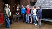 Von links: Zwei Interessenten lassen sich von Nadine, Trödelexperte Mauro Corradino, Andreas, Samara, Anja und Mark alles Wissenswerte über das zu verkaufende Boot erklären.