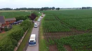 1.000 Busse und 40.000 Teilnehmer: Der "Konvoi der guten Laune" auf dem Midsummer Bulli Festival 2016 auf Fehmarn.