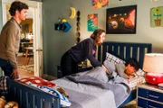 (v.li.): Adam Brody (Derek), Leighton Meester (Angie D’Amato), Tyler Wladis (Graham D’Amato).
