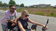 Estefania und Ali sind mit Silvias Elektroroller unterwegs.