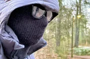Ein 15-jähriger Straftäter geht nur mit Maske vor die Kamera.