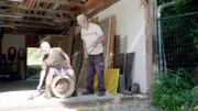 Die Sense schneidet nicht mehr richtig – Der Franz hilft dem Johann.