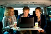 NDR Fernsehen TATORT, "Das goldene Band", am Dienstag um 22:00 Uhr. Kommissarin Lindholm (Maria Furtwängler), Techniker Chiaballa (Christoph Glaubacker) und Carla Prinz (Alessija Lause) überprüfen den Laptop des Bankers Conelli (Christian Aumer).