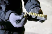 Ein Bandenmitglied aus Helsingborg zeigt die gängige 9-Millimeter-Munition.