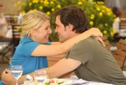 Alexander (Paul Grasshoff, r.) überrascht Anna (Jeanette Biedermann, l.) mit einer romantischen Reise ...