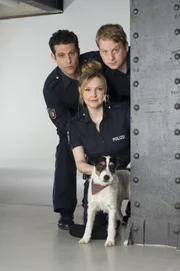 Parson-Russell-Terrier Kalle ist mit seinem Frauchen, Polizeiobermeisterin Pia Andresen (Katharina Schubert) und ihren Kollegen Olli Kottke (Lars Gärtner, re.) und Lorenz Christiansen (Max Landgrebe, li.) in Sachen Ermittlung unterwegs.