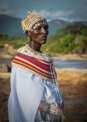 Mpayon Loibotong'u aus dem Samburu-Volk steht für eine neue Generation, die Wege sucht, Tradition und Natur im Angesicht des Klimawandels in Einklang zu bringen.