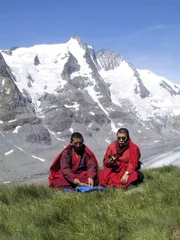 Bön-Mönche bei einem Ritual beim Glockner, der den tibetischen Mönchen als Bruder ihres heiligen Berges Kailash gilt.