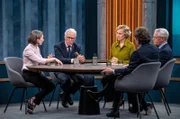 Caren Miosga (m.) mit ihren Gästen: Claudia Major (Vizepräsidentin für Transatlantische Sicherheitsinitiativen beim German Marshall Fund), Rüdiger von Fritsch (Botschafter Deutschlands in Moskau a. D.), Norbert Röttgen (CDU-Außenpolitiker) und Heribert Prantl (Journalist und Publizist, v. l. n. r.).