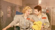 Conny (Kristin Lenhardt, re.) versucht Bine (Anette Hellwig) Infos über die Affäre von Mona und Kittler zu verkaufen.