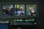 Während der Alltag im Krankenhaus weitergehen muss, ist es für Callie (Sara Ramirez, l.), Stephanie (Jerrika Hinton, M.) und Amelia (Caterina Scorsone, r.) nicht einfach, mit dem Tod von Derek zurecht zu kommen ...