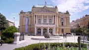 Karl Hohenlohe mit Fremdenführerin Sabrina Zigo vor dem Nationaltheater.