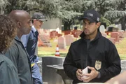Nick (Wilmer Valderrama, r.) befragt die Friedhofsangestellten, die einen grausigen Leichenfund beim Umbetten eines Grabes machen mussten. Was wissen sie?; Nick (Wilmer Valderrama, r.) befragt die Friedhofsangestellten, die einen grausigen Leichenfund beim Umbetten eines Grabes machen mussten. Was wissen sie?