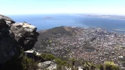 Blick vom Tafelberg auf Kapstadt. In der Meeresbucht liegt die Gefängnisinsel Robben Island. Dort hat Nelson Mandela fast zwei Jahrzehnte als Häftling in einer vier Quadratmeter großen Einzelzelle verbracht.