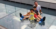 Bangkok von oben: der Glasboden des Hochhauses ist nicht Jedermannës Sache.