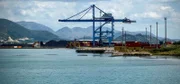 Der Hafen von Ploće (vormals Kardeljevo) in Kroatien, auf dem die Journalisten Burkhart List und Otto Grüner 1985 Container mit Noricum-Kanonen entdeckten.