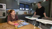 Die Vorbereitungen zweier Großereignisse zehren bei allen Beteiligten langsam an den Nerven.. Auch bei Sarafina (li) und ihrer Schwester Lavinia