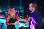 Isabelle (Ania Niedieck) schießt ihr spaßbefreites Date selbstbewusst ab. Rechts Ilias Katos (Felix Maximilian)