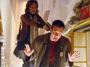 Woody (Jerry O'Connell) wird von der Mordverdächtigen, Pamela Bragman (Lola Glaudini), bei einer Verfolgungsjagd von hinten überrascht. Wird sie ihn erschießen?