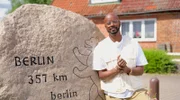 Yared besucht den Ortsteil Berlin in Seedorf und schlendert den Potsdamer Platz entlang.