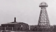 Nikola Teslas Vision für die weltweite drahtlose Stromversorgung wurde durchkreuzt, als der Finanzier J.P. Morgan es ablehnte, das Projekt weiterzufinanzieren. Dieser für die drahtlose Vision entwickelte Wardenclyffe-Turm in Long Island wurde kurz darauf abgerissen.