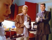 Nach Sidneys (Eugene Byrd, M.) Meinung beging das Opfer (Darstellerin nicht zu ermitteln) Selbstmord. Woody (Jerry O'Connell) dagegen glaubt an Mord. Wer hat nun Recht?