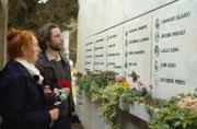 Claudia Höft, Enkelin von Rudolf Jacobs, und Schwiegersohn Benjamin Hansen am Grab von Rudolf Jacobs in Sarzana.