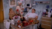 Carrie (Leah Remini) überhäuft Arthur (Jerry Stiller) mit Geschenken.