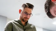 SAARLÃ„NDISCHER RUNDFUNK AM PASS - GESCHICHTEN AUS DER SPITZENKÃœCHE (2. STAFFEL), "Mit Sterne-Koch Benjamin Gallein", ab Donnerstag, 22.12.22, in der ARD-Mediathek Benjamin Gallein ist KÃ¼chenchef im Votum in Hannover Zweite Staffel des Erfolgsformats â€žAM PASS â€“ Geschichten aus der SpitzenkÃ¼cheâ€œ Die sechsteilige Serie â€žAM PASS - Geschichten aus der SpitzenkÃ¼cheâ€œ erzÃ¤hlt visuell aufwendig von den Menschen hinter den Kulissen. Ab Donnerstag, 22. Dezember, in der ARD Mediathek. Ab Samstag, 7. Januar, 17.00 Uhr, im SR Fernsehen.