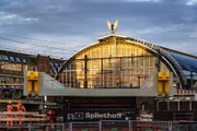 Ein Überblick über die Baustelle von Amsterdam Central zeigt die Platzierung eines neuen Brückenteils mit dem Bahnhofsdach im Hintergrund in Amsterdam, Niederlande. Ein Detail der Baustelle von Amsterdam Central zeigt die Stelle, an der ein Bauarbeiter die Tiefe misst, in Amsterdam, Niederlande.