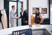 Benedikt (Jens Hajek, M.) und Ringo (Timothy Boldt, l.) wimmeln Easy (Lars Steinhöfel) ab, damit ihr geheimer "Finanzplan" starten kann.