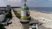 NDR Fernsehen DIE NORDSTORY SPEZIAL - KARIBIK VOR DER HAUSTÜR, "Die schönsten Ostseebäder in MV", am Sonntag um 20:15 Uhr. Eines der beliebtesten Ostseebäder ist Warnemünde. Deutschlands bedeutendster Kreuzfahrthafen. Mit dem Leuchtturm, seinem berühmten Strand und dem Hotel Neptun als Wahrzeichen. Flanieren am Alten Strom und Einkaufen auf dem Wochenmarkt sind die touristischen Highlights.