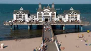 NDR Fernsehen DIE NORDSTORY SPEZIAL - KARIBIK VOR DER HAUSTÜR, "Die schönsten Ostseebäder in MV", am Sonntag (25.10.20) um 20:15 Uhr. Die Seebrücke von Sellin, auf der Insel Rügen, gilt als die schönste des Landes. Ein "Traumschloss am Meer". Mit einer feinen Gastronomie und Festsälen für zahlreiche Veranstaltungen, vor allem Hochzeiten.  Die geschützte Bucht mit flachem Wasser ist vor allem bei Familien sehr beliebt.