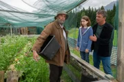 Martin Gruber (Hans Sigl, r.) drängt Anton Grainer (Peter Kremer, r.) dazu, Emmi  Neumann (Lotta Herzog, M.) und ihre kranke Mutter zu unterstützen.