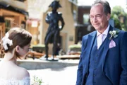 Emmas Vater (Dominic Mafham) ist stolz auf Emma (Jessica Barden) und freut sich aufrichtig darüber, dass sie glücklich ist.