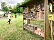 Das Insektenhotel im Bäumchenpark haben die Väter von der Elterninitiative in ihrer Freizeit gebaut. Jetzt muss es nur noch bevölkert werden.