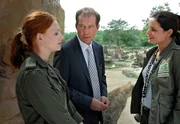 Eine Hyäne hinkt, behauptet Dr. Fährmann (Michael Lesch, M.). Dr. Susanne Mertens (Elisabeth Lanz, r.) und ihre Assistentin Anett (Anna Bertheau, l.) sind skeptisch